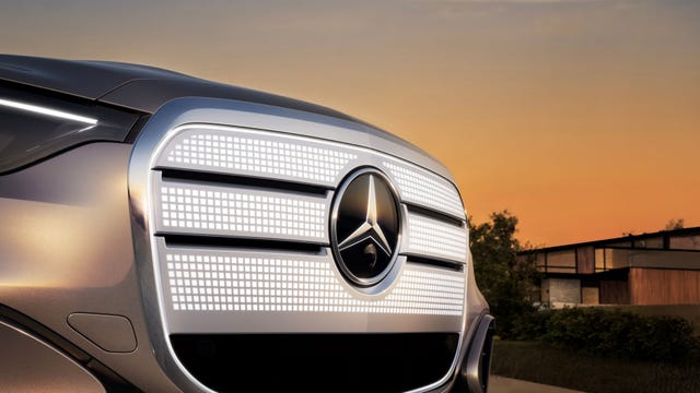 reimagined iconic grille of the glc with eq technology features a chromed frame, a smoked glass look lattice structure, and integrated contour lighting.