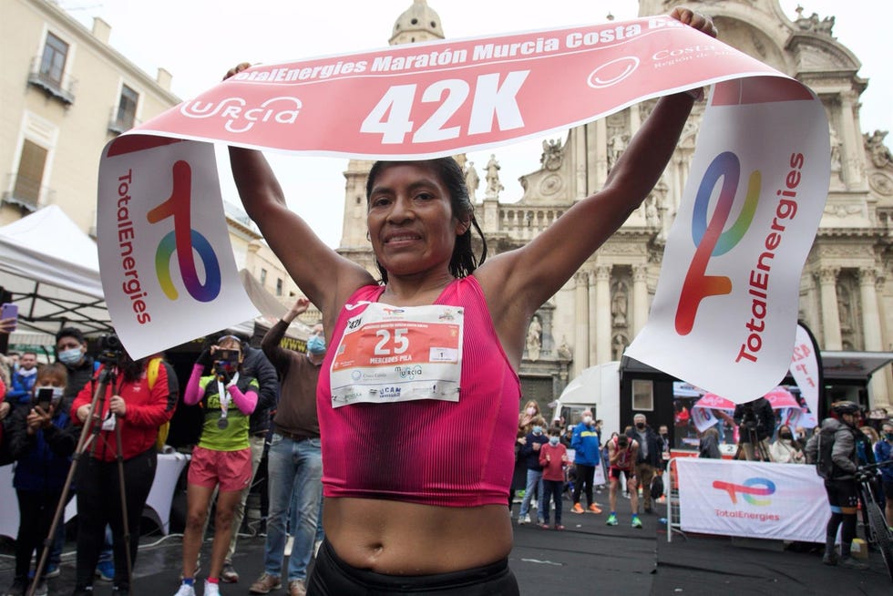 la ecuatoriana mercedes pila celebra su victoria en la maratón de murcia costa cálida en murcia