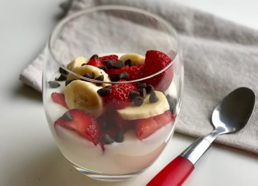 meriendas saludables y faciles yogur con fresas platano y chocolate