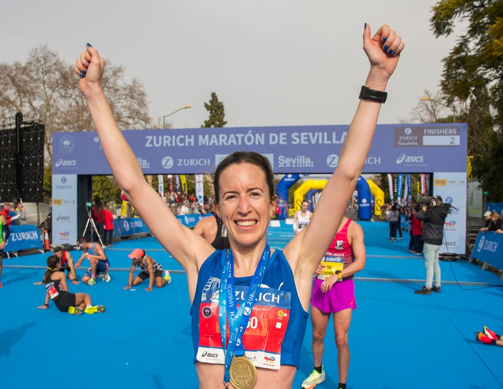 meritxell soler celebra su actuación en el maratón de sevilla 2023, donde se ha convertido en la segunda española más rápida de la historia en la distancia