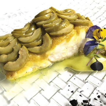 Merluza con escamas de aceituna Gordal al curry merluza con escamas de aceituna gordal al curry