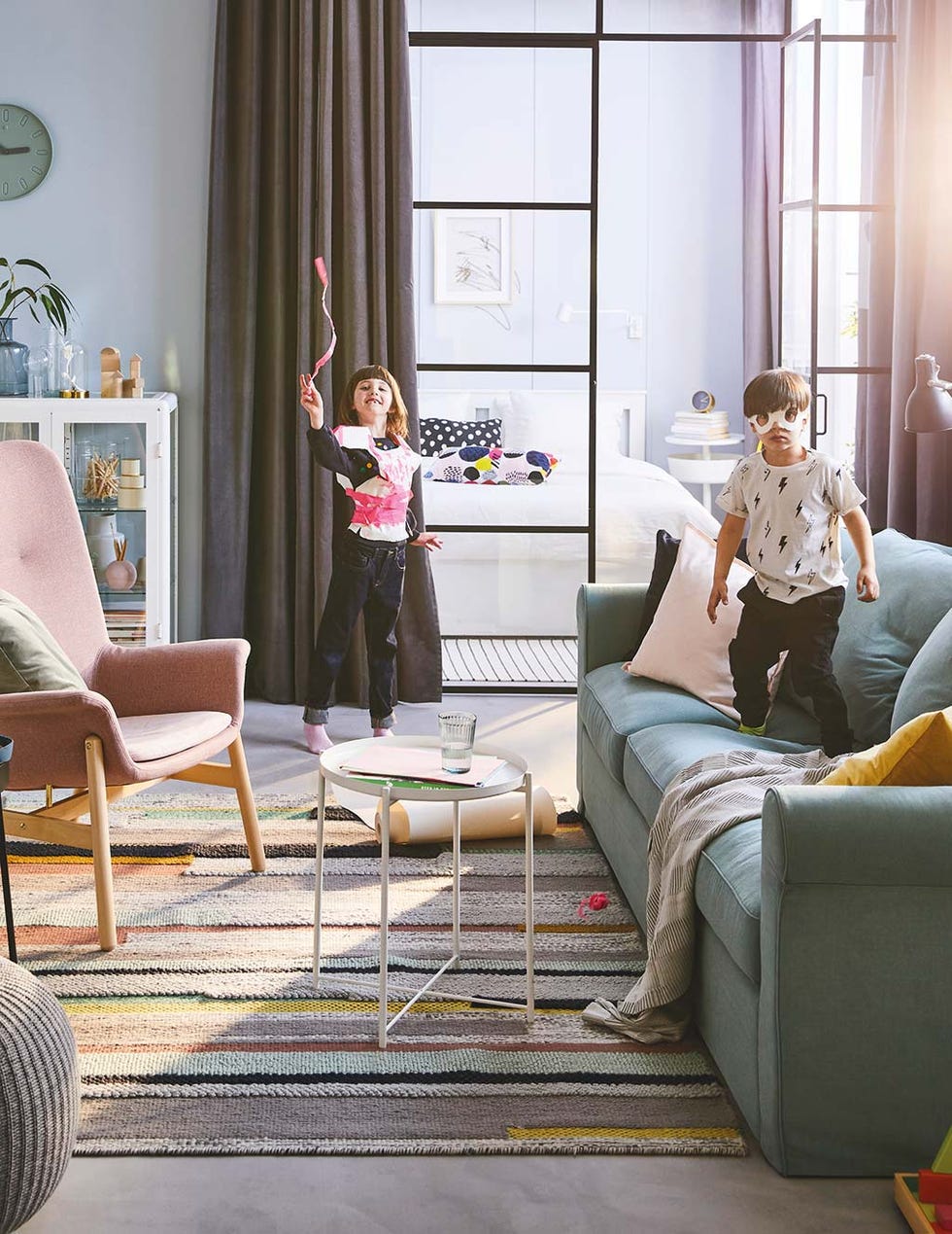niños jugando en el salón