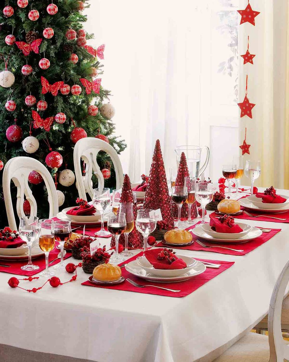 apuesta por el color rojo en tu mesa para decorar la casa en navidades