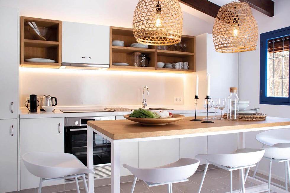 taburetes blancos en la cocina