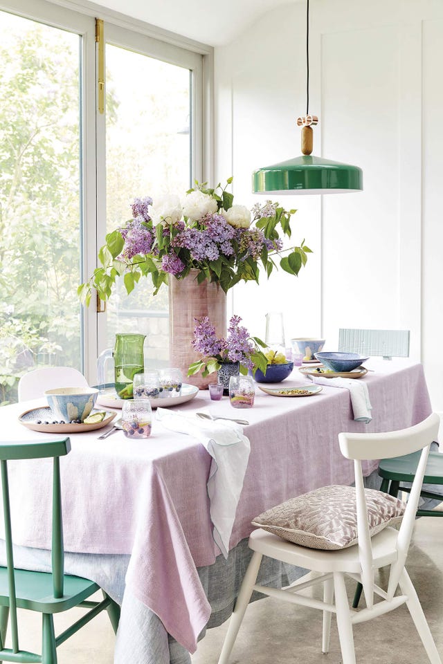 mesa vestida para una celebración en rosa, con flores
