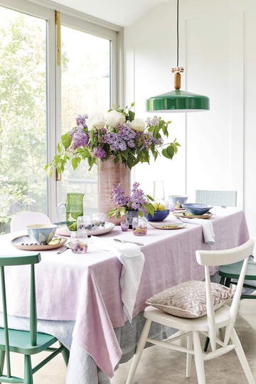 mesa vestida para una celebración en rosa, con flores