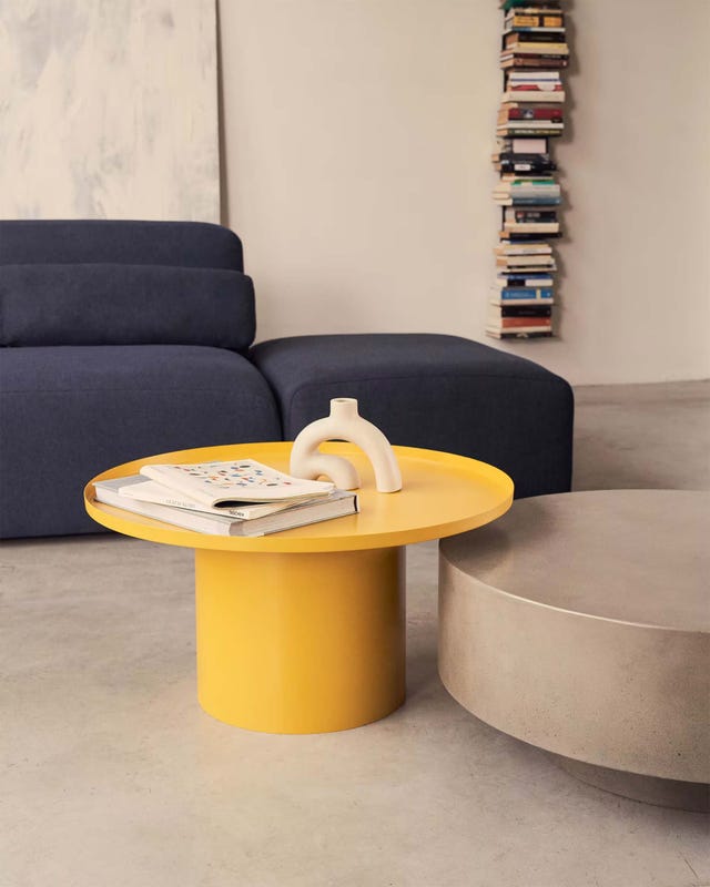 mesa de centro redonda fleksa de metal color amarillo mostaza