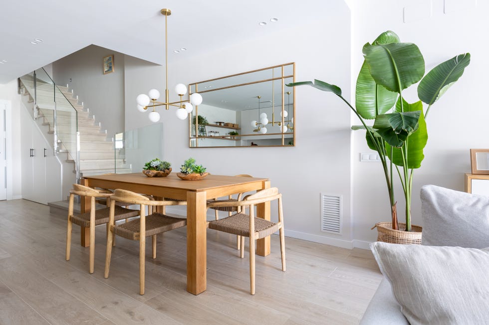 mesa de comedor de madera con sillas a juego y lámpara suspendida