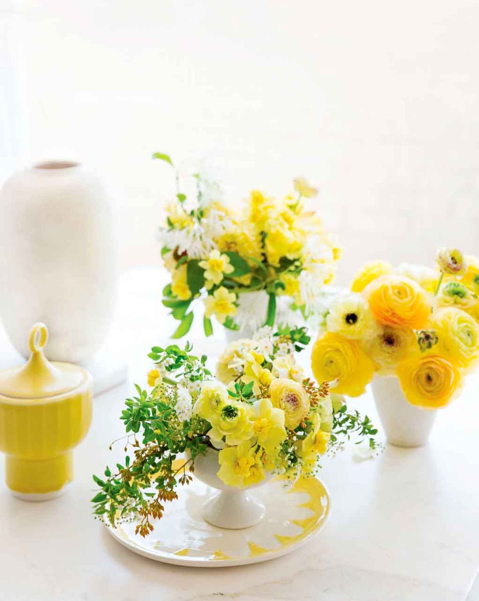centros de mesa de pascua con flores amarillas