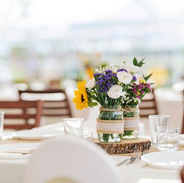 mesa decorada con flores naturales frescas
