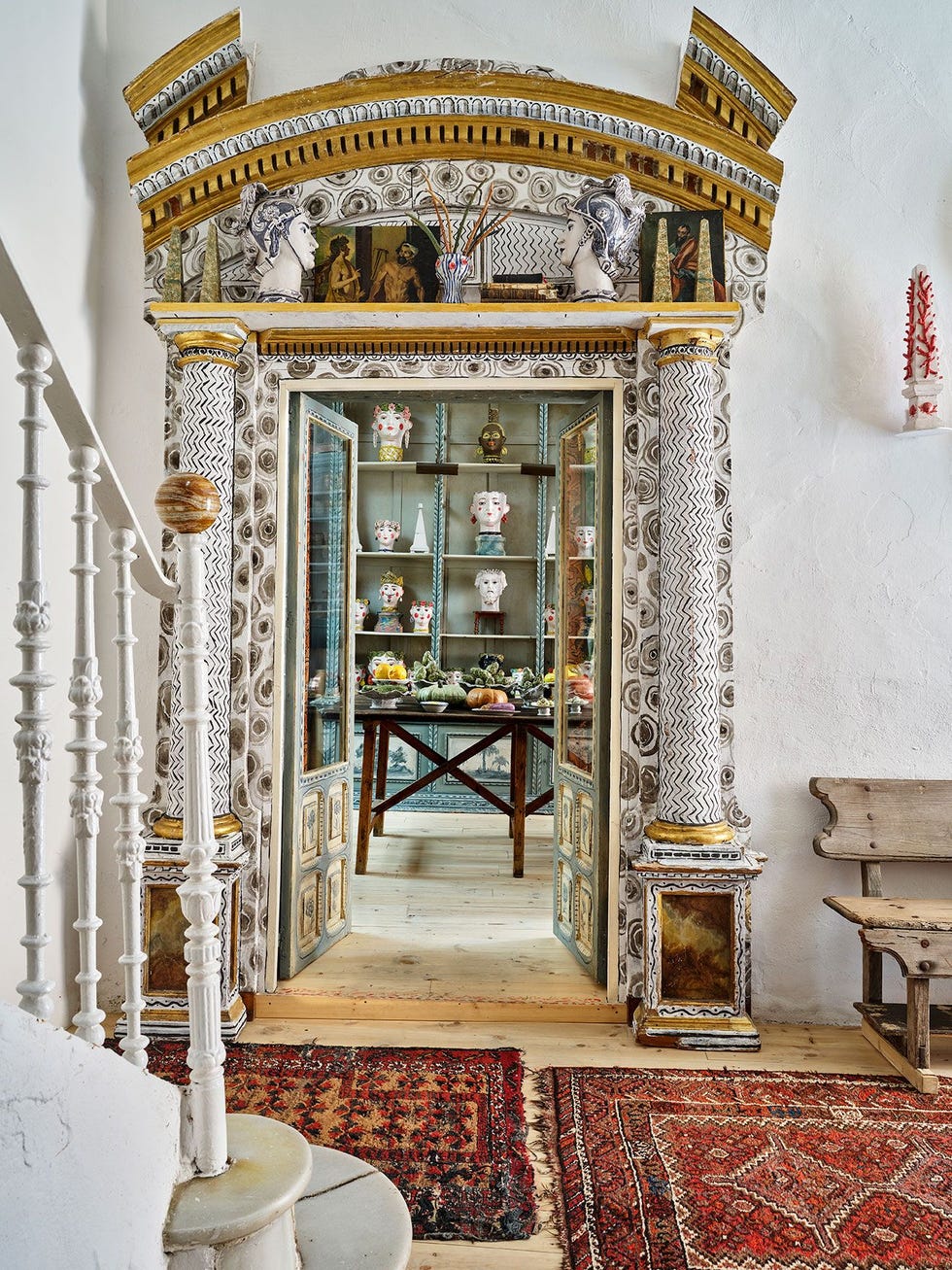 mesa puesta con artesanías y antigüedades