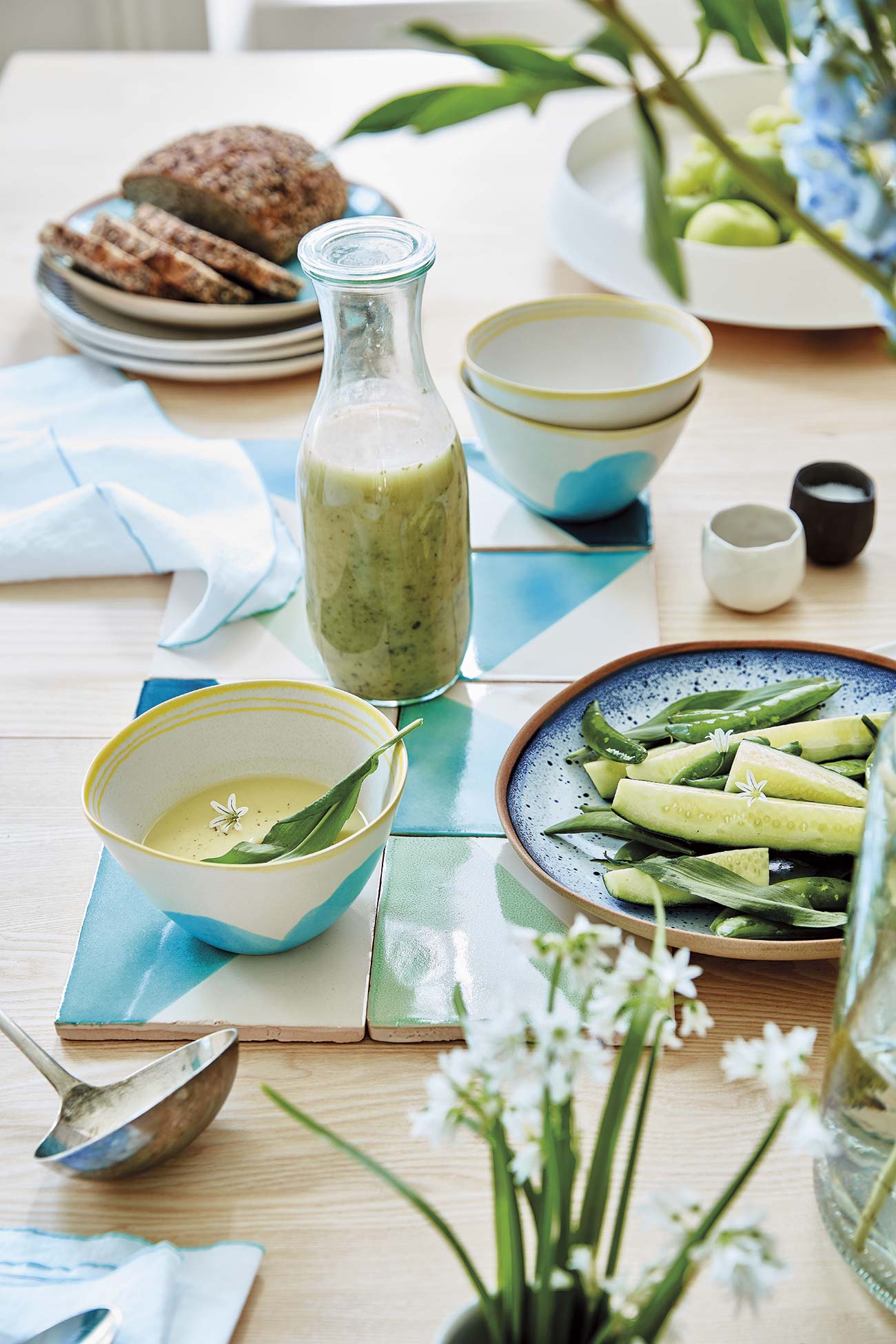 mesa fresca con menaje en verde y azul
