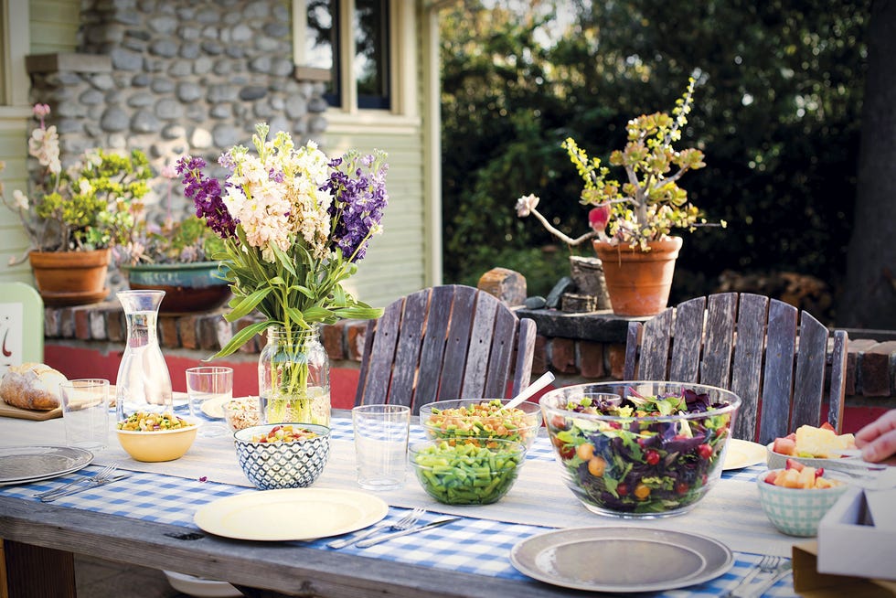 mesa de fiesta en el jardín