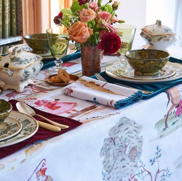 mesa con mantel y servilletas de gancedo