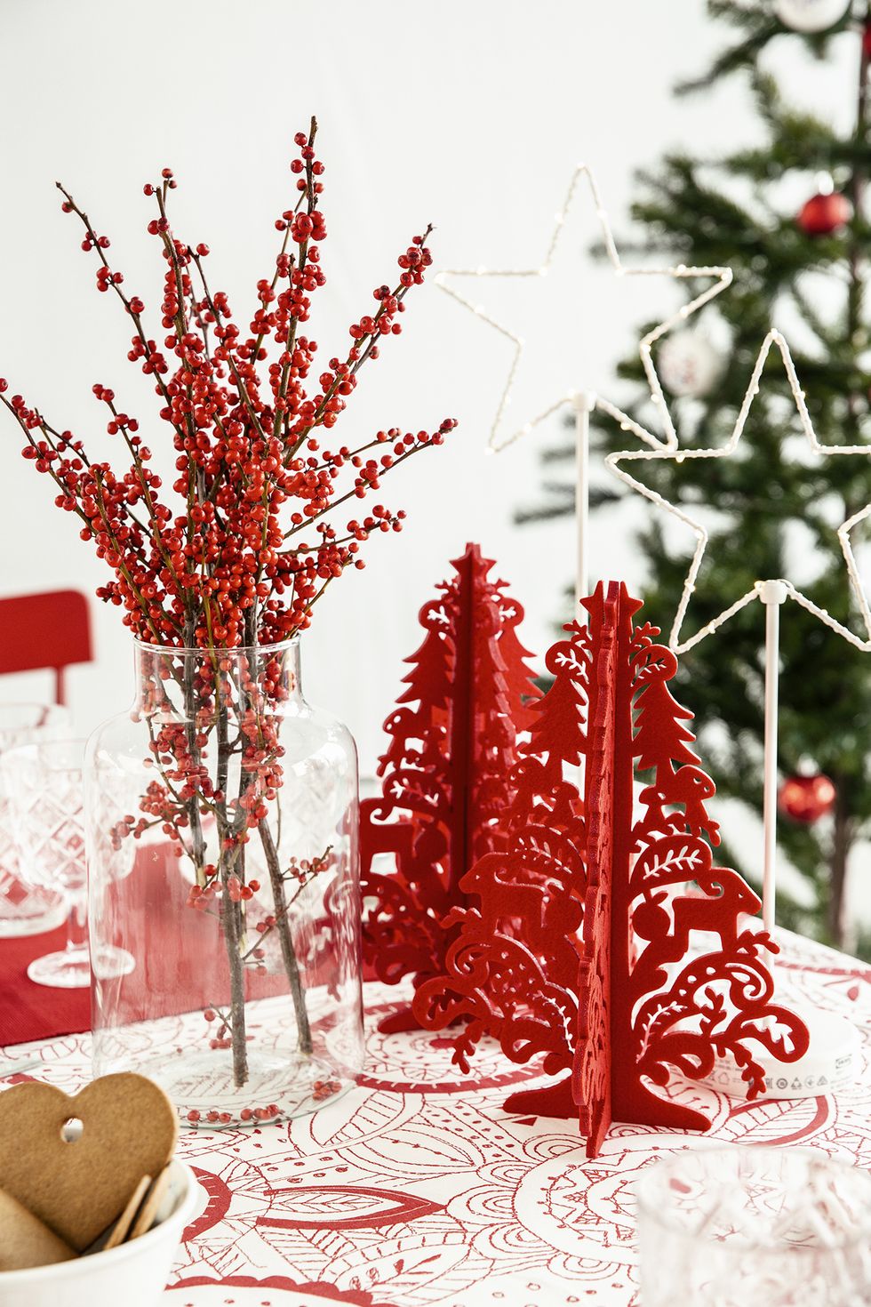 Mesa con menaje y decoración navideña de IKEA