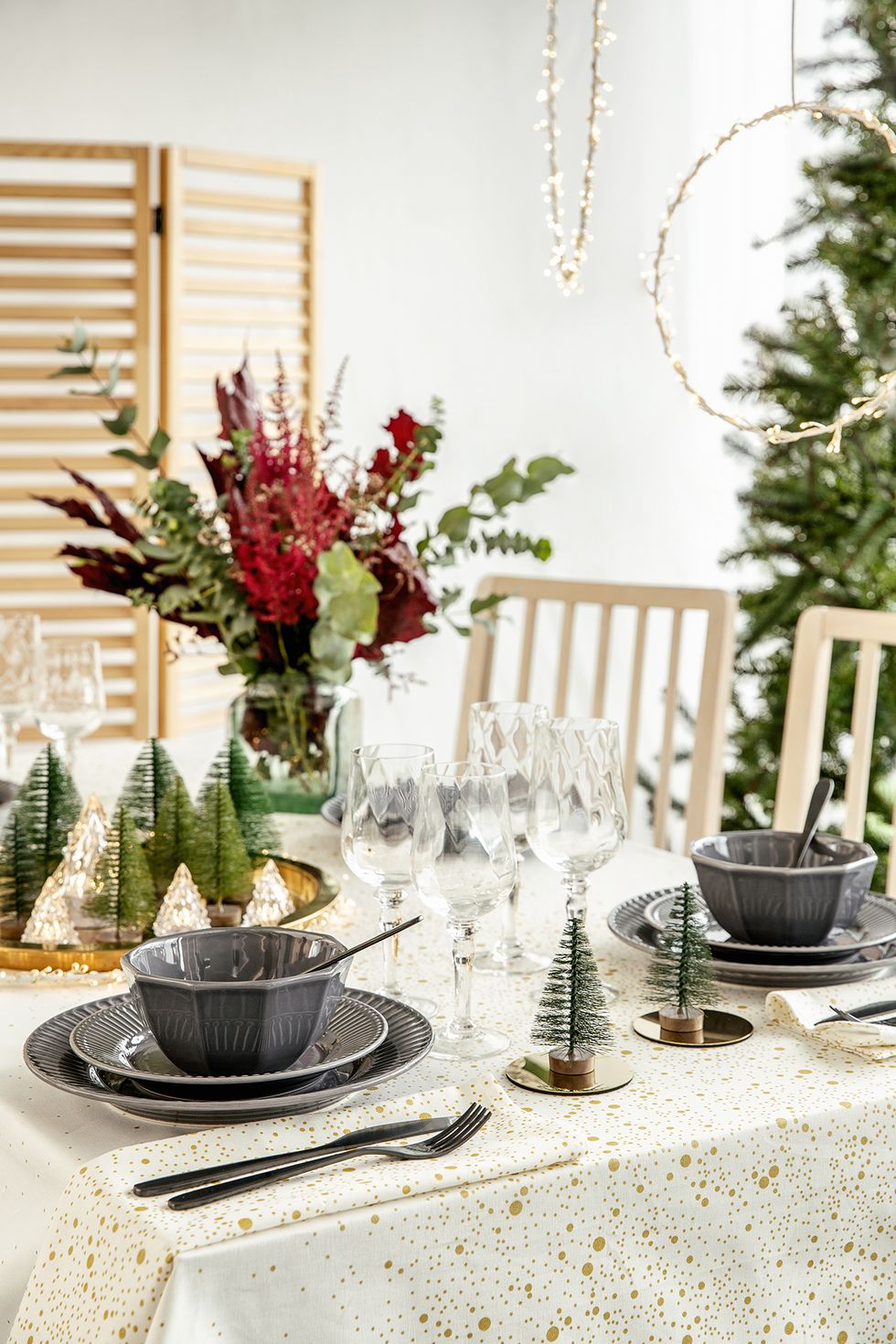Mesa con menaje y decoración navideña de IKEA