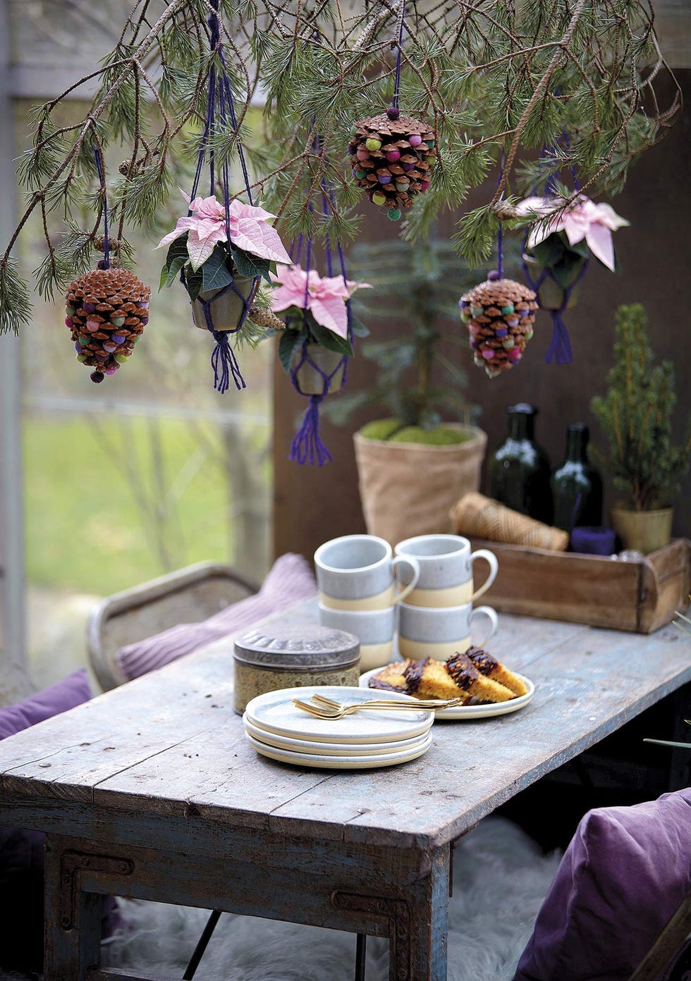 manualidades con madera mesa de merienda decorada con piñas