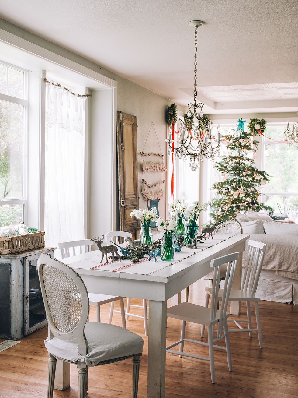 mesa de navidad en un salón bien decorado