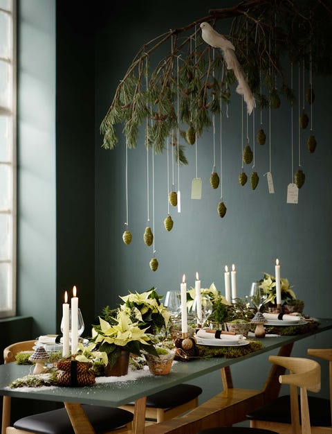 mesa de navidad decorada con poinsettias amarillas