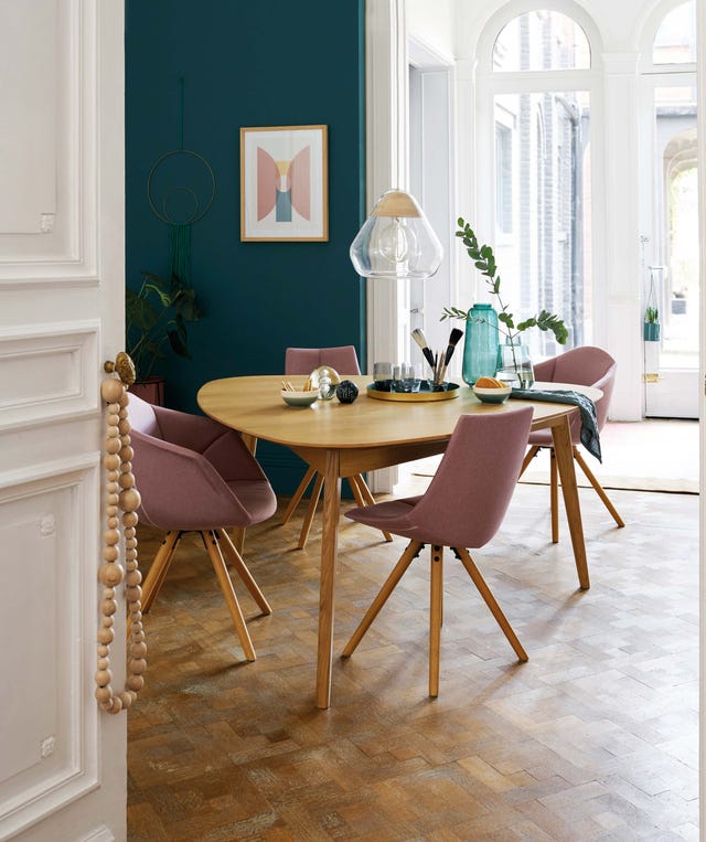 Comedor moderno con mesa de roble