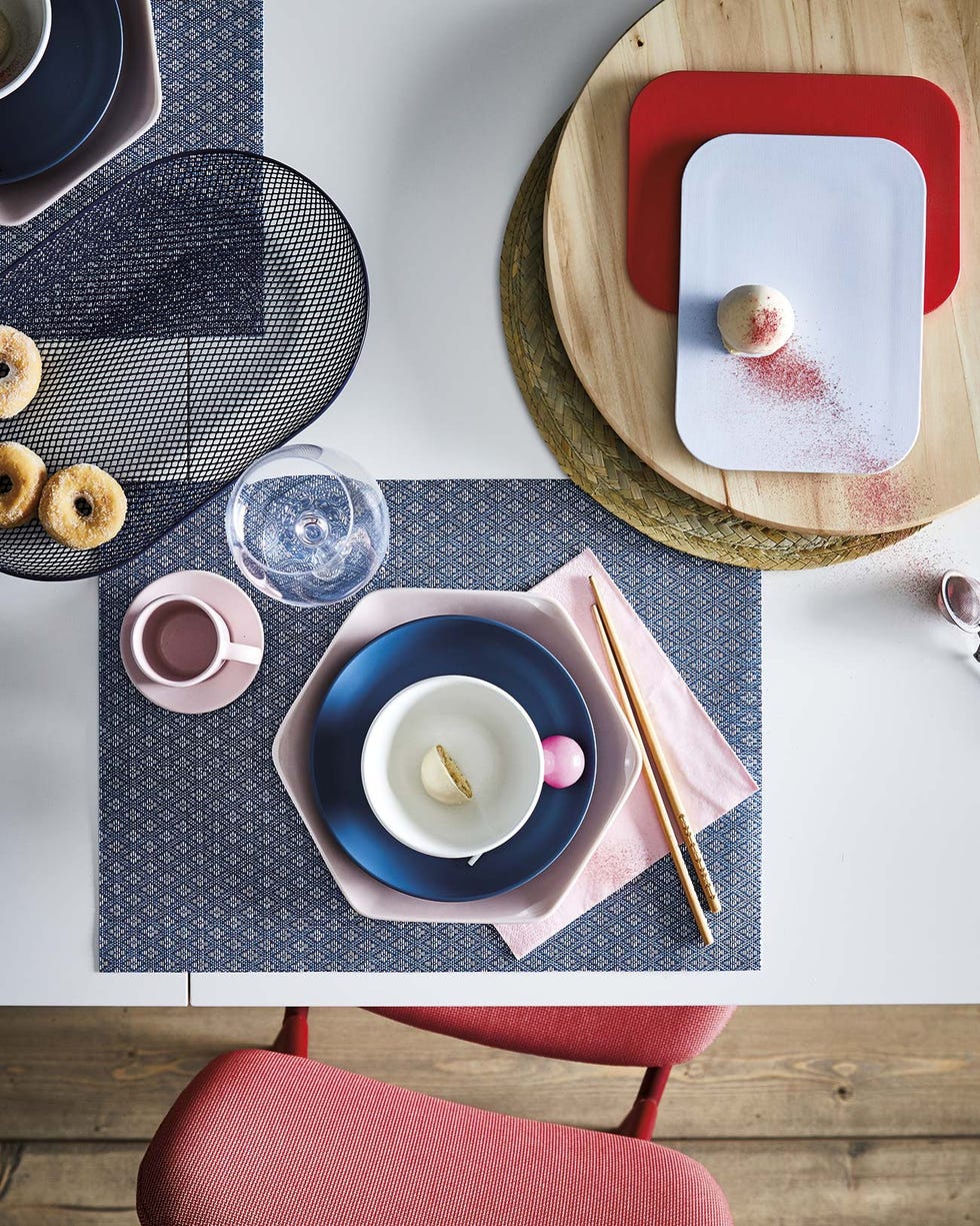 plato hexagonal rosa y plato redondo azul