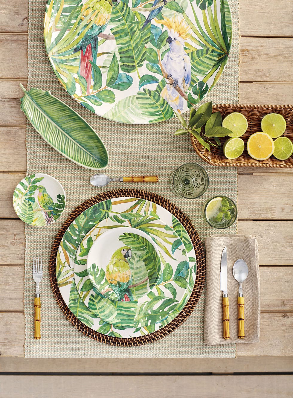 mesa de verano con vajilla tropical de melamina