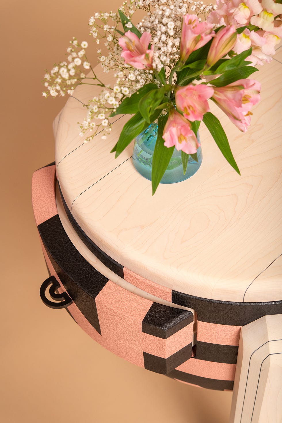 mesita de cuero en madera, rosa y negro de gailliot and pontais
