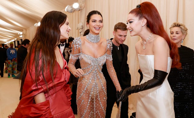 new york, new york   september 13 l r rosalía, kendall jenner and gigi hadid attend the 2021 met gala celebrating in america a lexicon of fashion at metropolitan museum of art on september 13, 2021 in new york city photo by arturo holmesmg21getty images