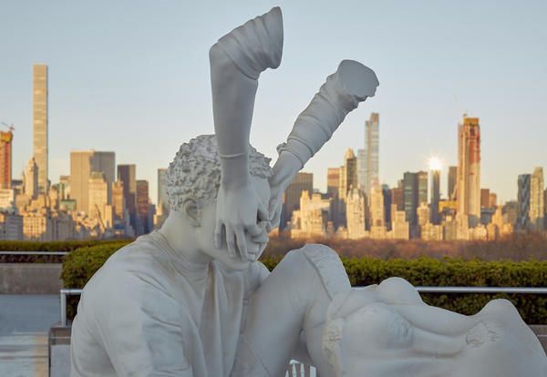Figure umane e antichi reperti interagiscono in modi arditi nell’installazione di Adrián Villar Rojas sul rooftop del museo newyorkese