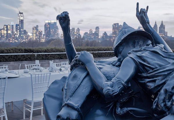 Guarda come si è trasformato il rooftop del Metropolitan Museum di New York dopo l'installazione di Adrián Villar Rojas The Theatre of the Disappearance.