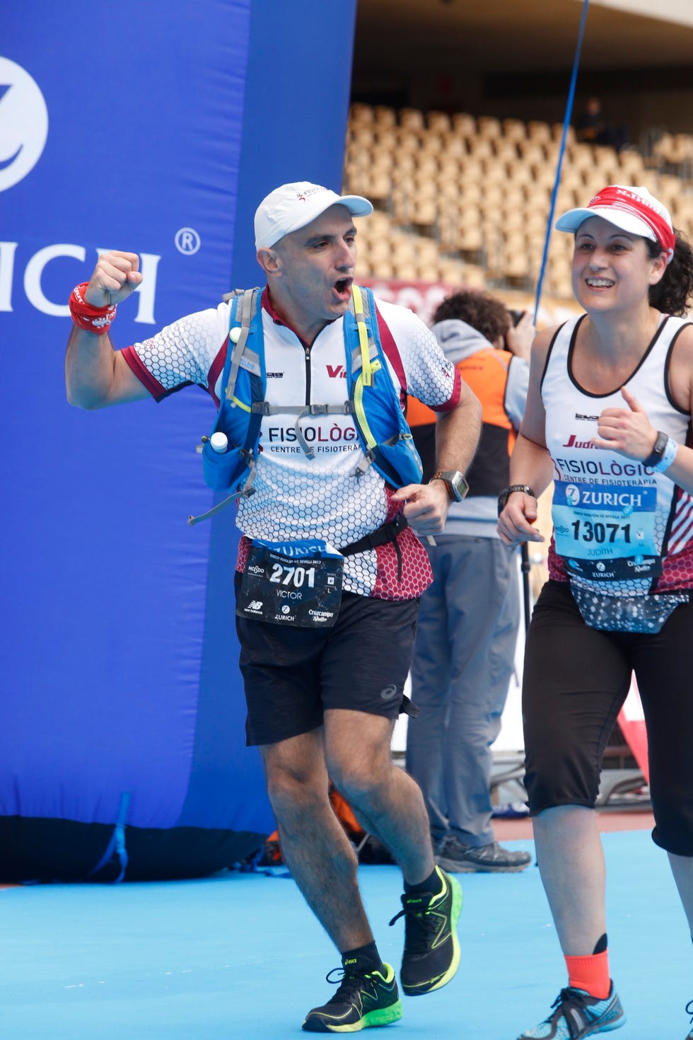 víctor millan anima a judith pla en la meta de la zurich maratón de sevilla 2017