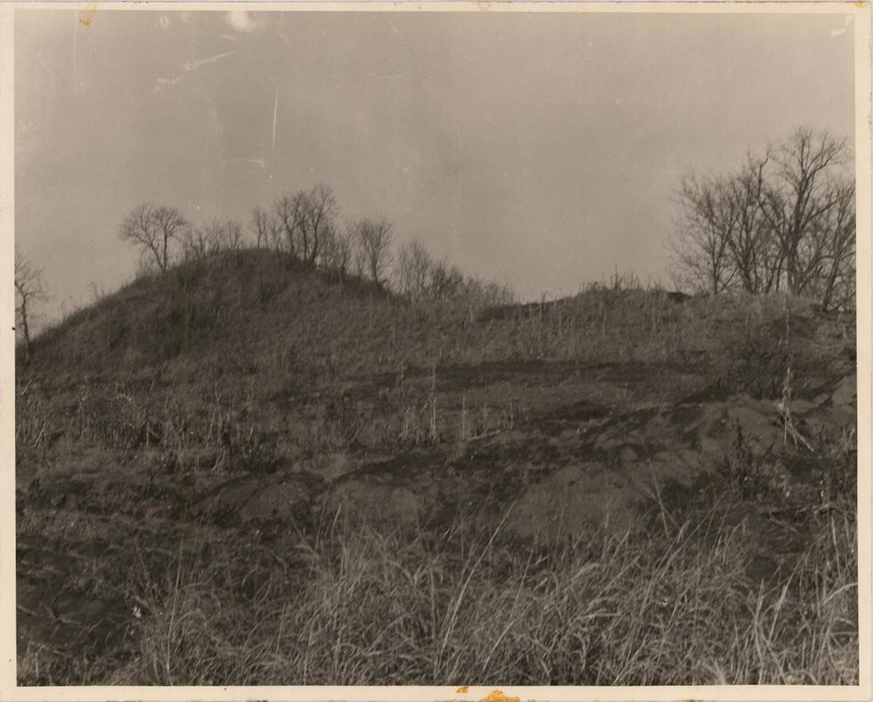 Nadat bijna een derde van de Spiro Mounds door schatgravers waren vernield begon in 1936 een gerichte wetenschappelijke opgraving waarbij meer dan zeshonderd compleet of gedeeltelijk intacte graven en duizenden voorwerpen werden ontdekt Tegenwoordig vormen de twaalf resterende aardheuvels een archeologische vindplaats waar bezoekers meer te weten kunnen komen over deze ooit machtige inheemsAmerikaanse beschaving