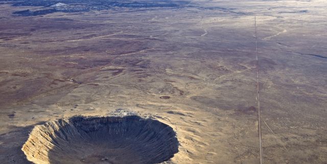 Самый крупный кратер на земле. Кратер Чиксулуб Мексика. Метеоритный кратер Бэрринджер-Метеор-Крейтер. Метеорит Чиксулуб. Кратер в Аризоне.