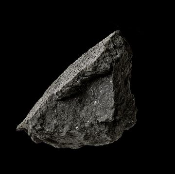 dit brokstuk van een onlangs neergestorte meteoriet werd gevonden op een oprijlaan in het engelse plaatsje winchcombe de meteoriet is van een zeldzaam en oeroud type genaamd koolstofhoudend chondriet en kan wetenschappers inzicht bieden in de vroege geschiedenis van het zonnestelsel