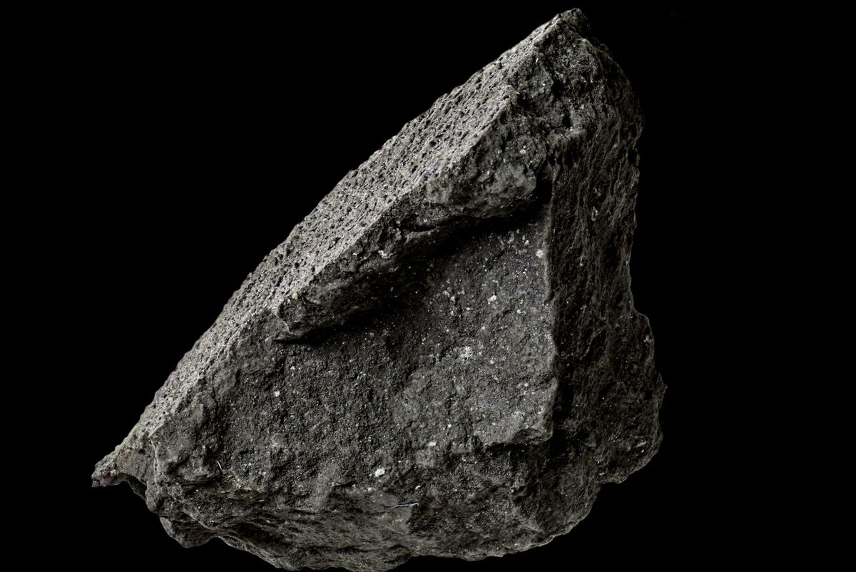 dit brokstuk van een onlangs neergestorte meteoriet werd gevonden op een oprijlaan in het engelse plaatsje winchcombe de meteoriet is van een zeldzaam en oeroud type genaamd koolstofhoudend chondriet en kan wetenschappers inzicht bieden in de vroege geschiedenis van het zonnestelsel