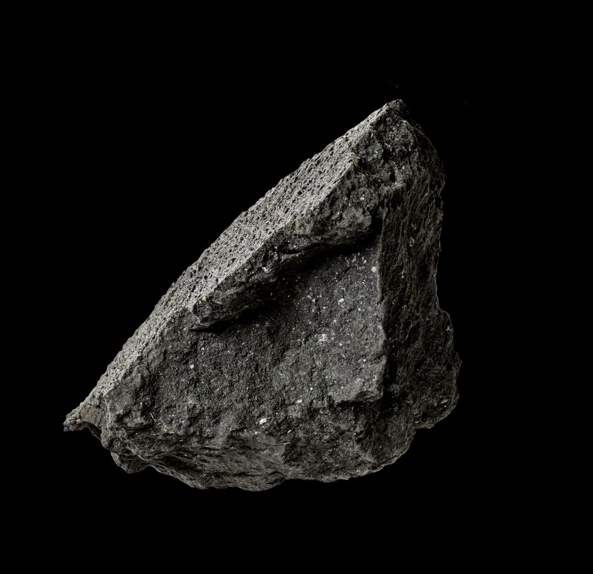 Dit brokstuk van een onlangs neergestorte meteoriet werd gevonden op een oprijlaan in het Engelse plaatsje Winchcombe De meteoriet is van een zeldzaam en oeroud type genaamd koolstofhoudend chondriet en kan wetenschappers inzicht bieden in de vroege geschiedenis van het zonnestelsel
