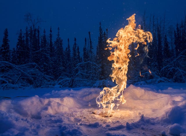 Methaangas komt vrij uit de bodem zowel door natuurlijke processen als door de winning van steenkool olie en gas Uit nieuw onderzoek blijkt dat een groter deel van het gas in de atmosfeer afkomstig is van de industrie voor fossiele brandstoffen dan eerder werd gedacht