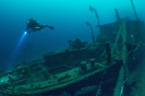 scuba diving, underwater, underwater diving, water, shipwreck, recreation, diving, diving equipment, vehicle, ship,