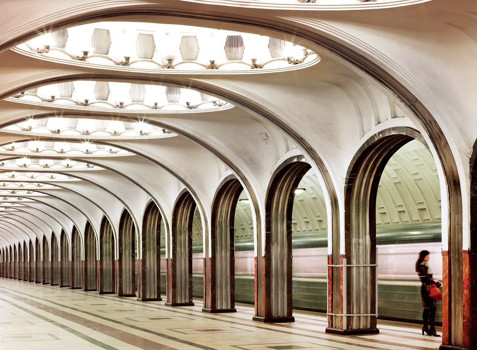 Zuilen van marmer vergulde mozaeken en prachtige kroonluchters sieren de metrostations van Moskou