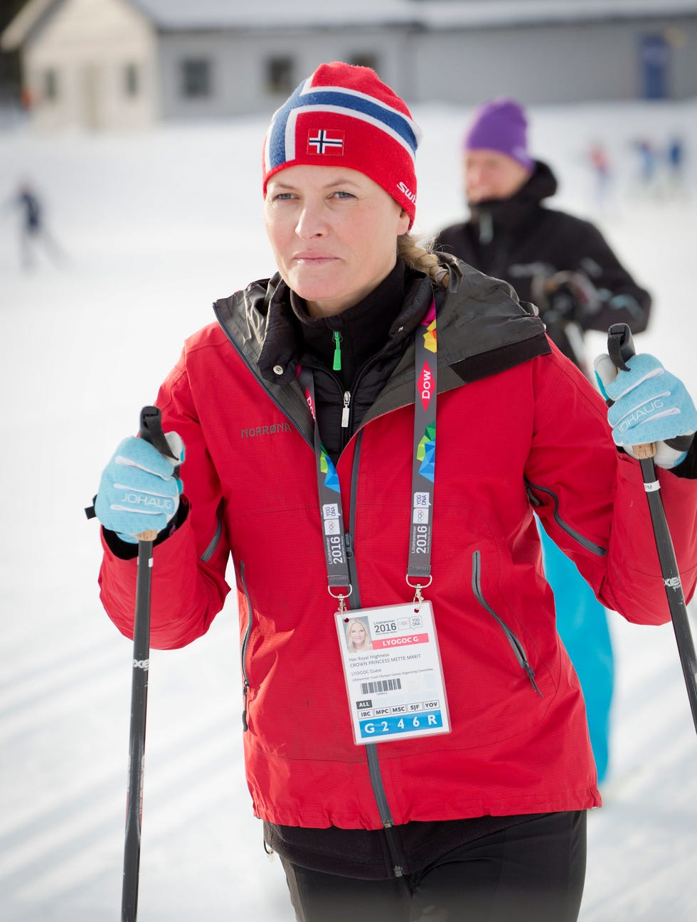 la princesa mette marit esquiando en la nieve