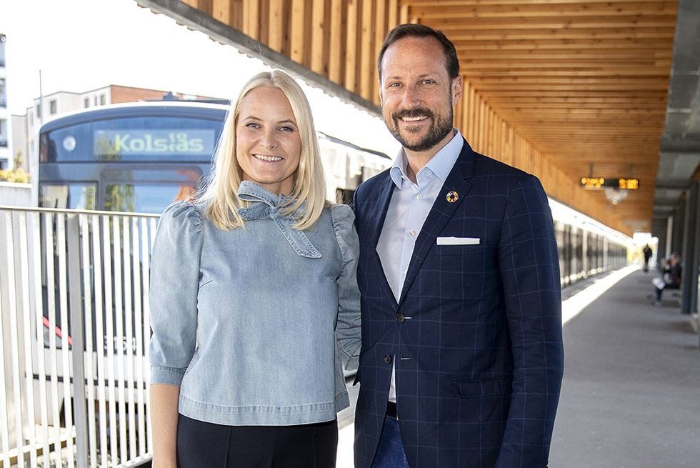 la princesa mette marit y el principe haakon posando en el metro
