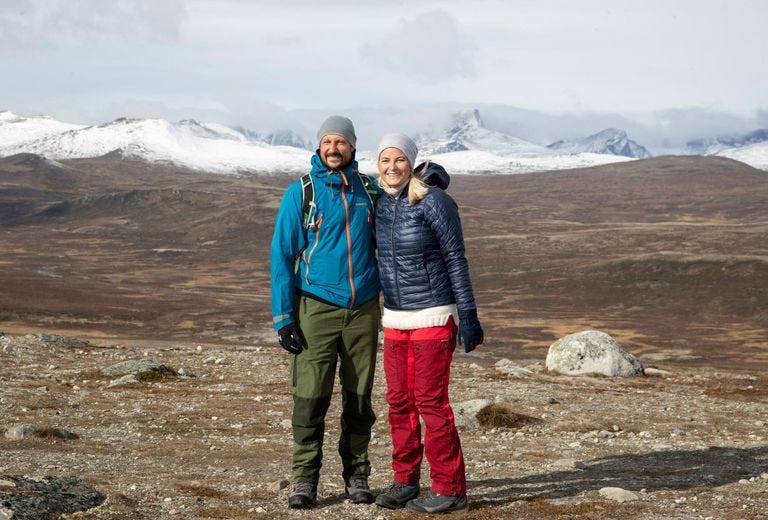 la princesa mette y el príncipe haakon en la montaña