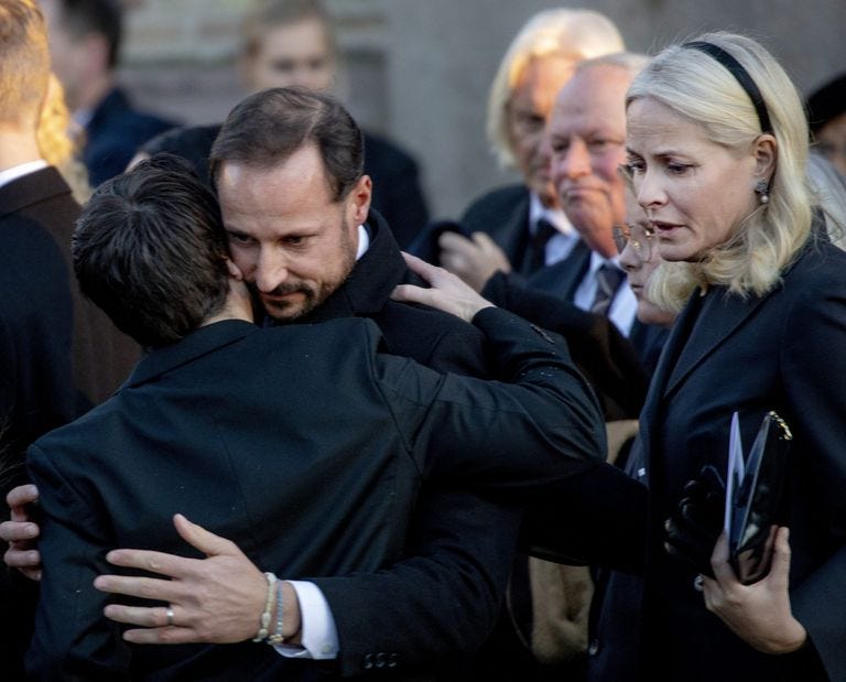 la princesa mette y el príncipe haakon en un funeral