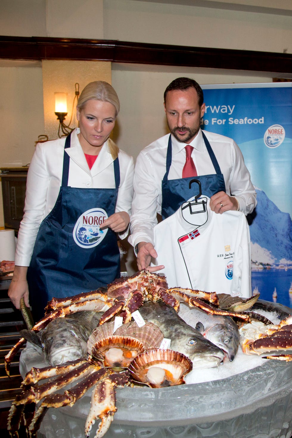 la princesa mette y el príncipe haakon cocinando pescado