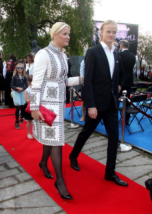 mette marit de noruega y su hijo mayor, marius borg