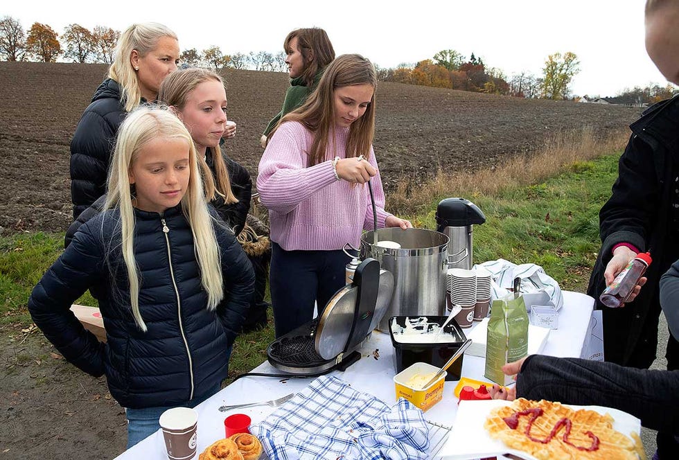 Ingrid Alexandra prepara gofres ante la atenta mirada de su madre, Mette-Marit de Noruega