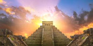 mexico, chichen itzá, yucatán mayan pyramid of kukulcan el castillo at sunset