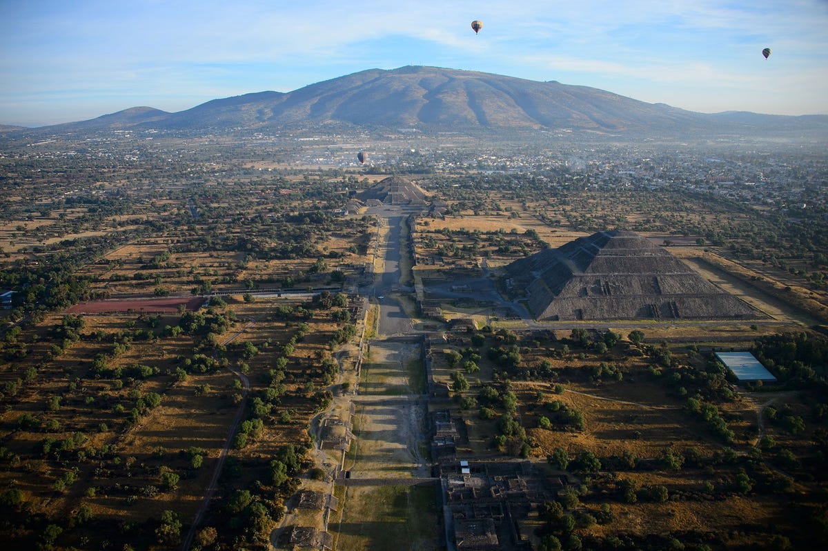 Luchtballonnen zweven over Teotihuacn een oude MesoAmerikaanse stad en UNESCOwerelderfgoed een uur buiten MexicoStad