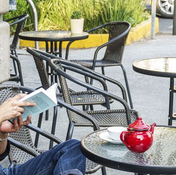 mexico df mujer leyendo un libro en una terraza