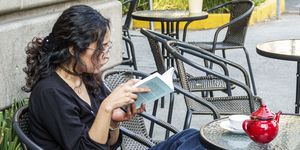 mexico df mujer leyendo un libro en una terraza